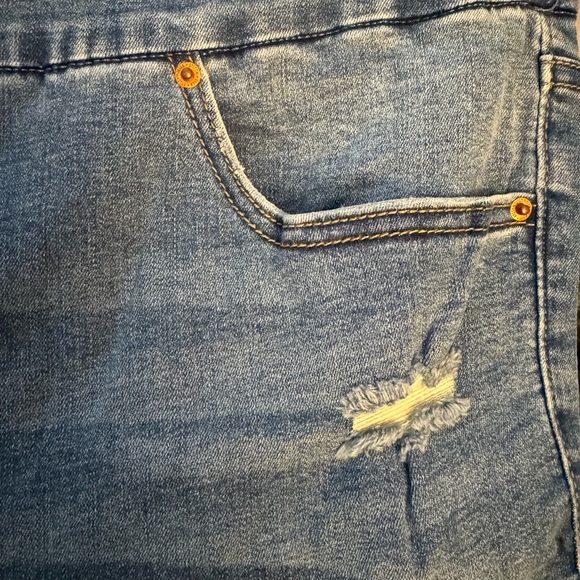 Mid Rise Stretch Capri - Picture 4 of 5